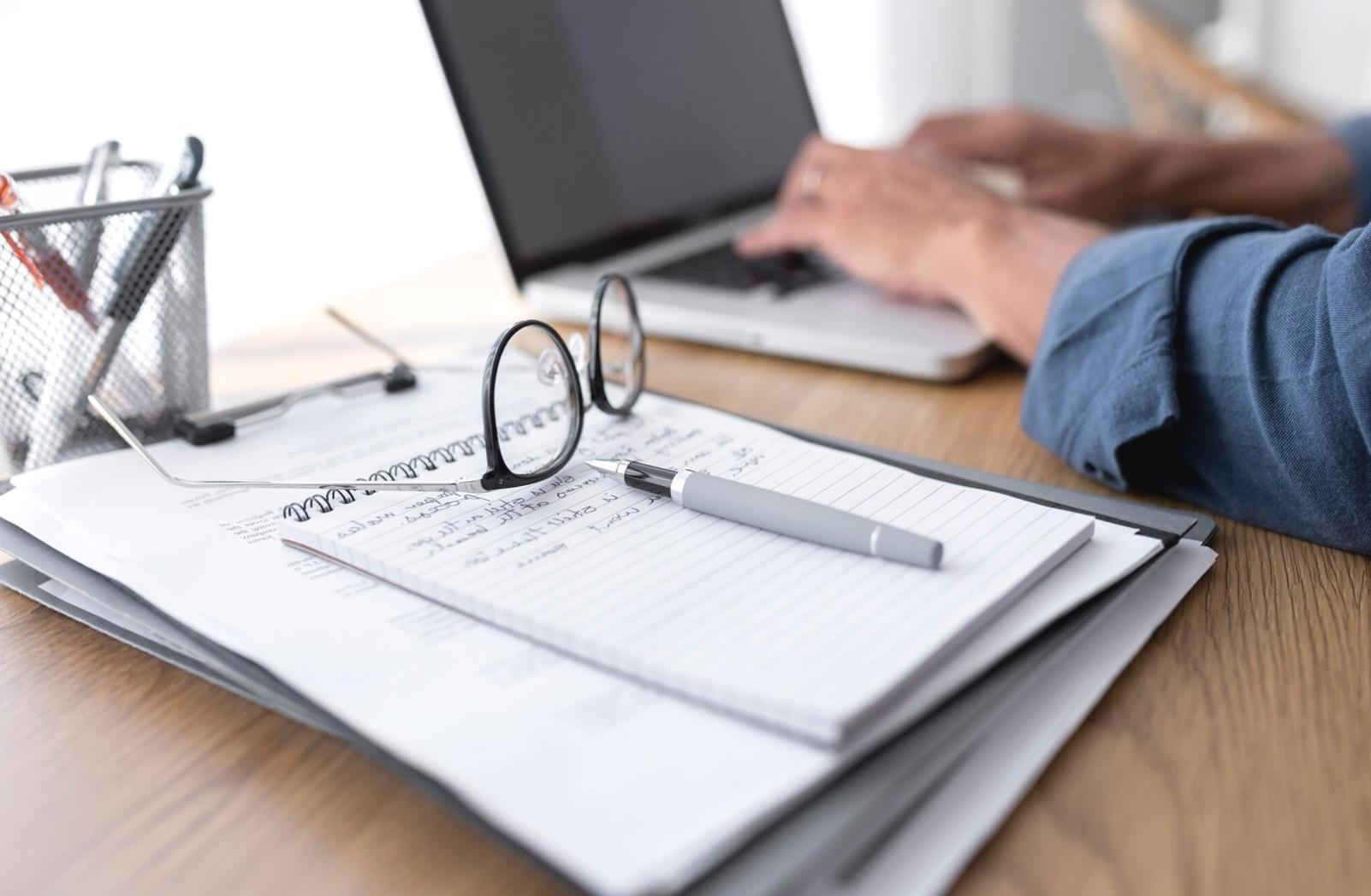 Notre équipe de conseillers en planification de retraite travaillant ensemble pour analyser les stratégies d'investissement et les solutions de pension personnalisées